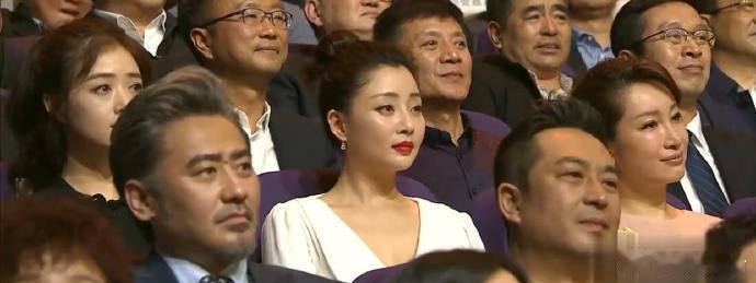 看来口红真的提升气色，这两张图中殷桃和刘涛都因为红唇而显得好像不在一个色​​