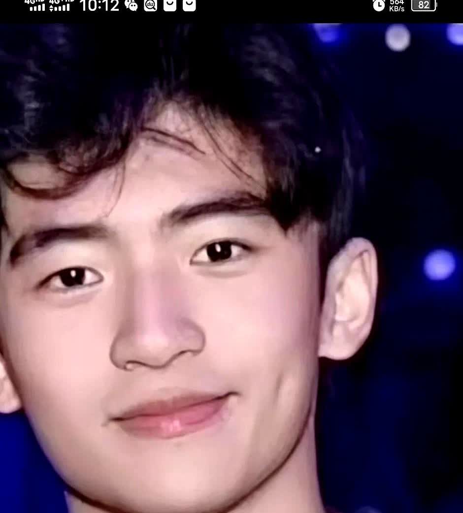 这孩子将来各方面都会完胜他老爸谢霆锋，你从他的长相就能看出来！要说最抢镜