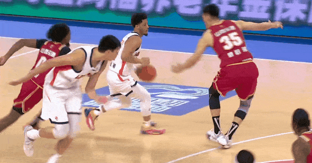 树挪死，人挪活！徐昕早就应该去广州龙狮了，广州队首秀就打上首发了，而且表现得不错