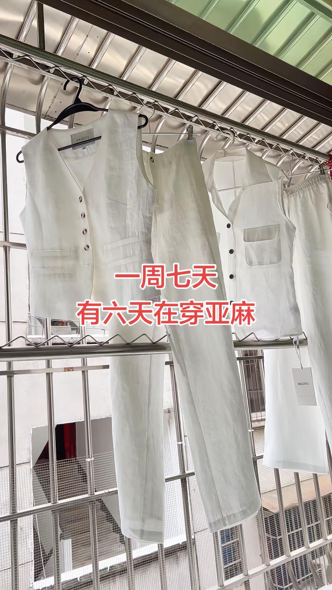 谁懂啊！夏天真的离不开亚麻！今年我已经囤了四套亚麻套装和五条亚麻裤，现在每天出门