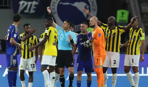 沙特吉达联被淘汰后，全队都把火气撒在主裁判马宁身上，甚至还有球员直接冲撞裁判，最