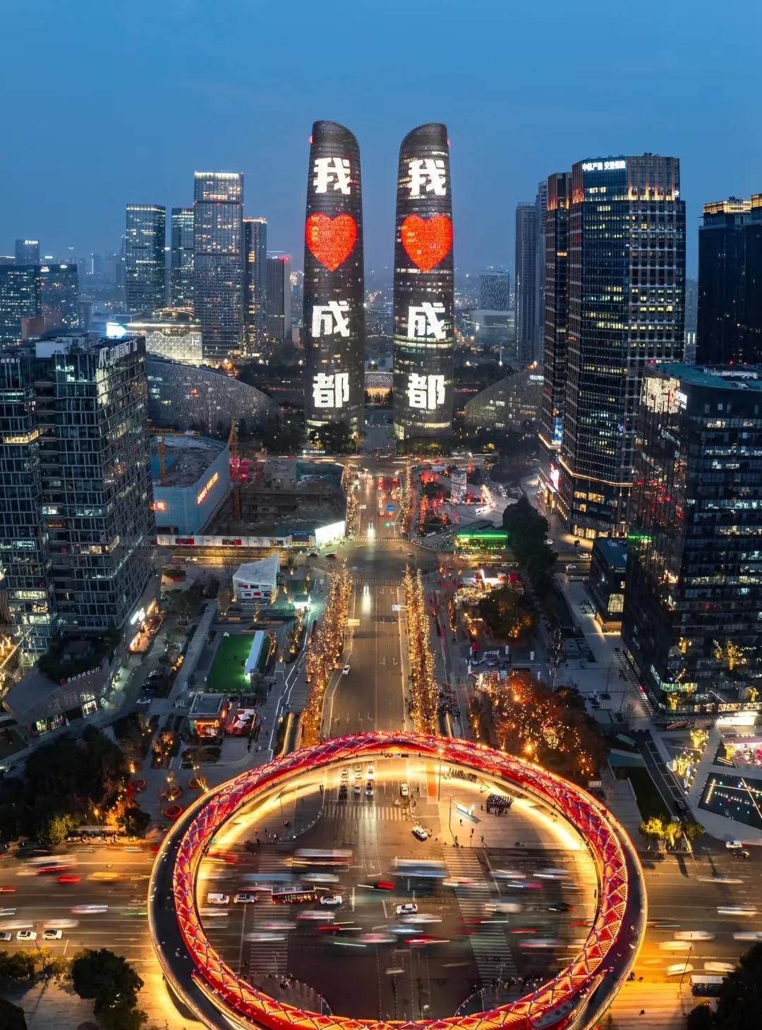 成都的人口已经2200万了，什么概念呢？南京，无锡和常州这三座江苏的城市GDP都