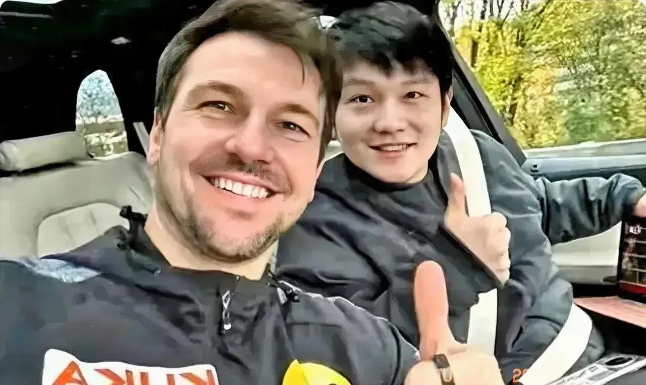 德国名将波尔在社交媒体上表示：“乒乓球历史上最佳运动员不是马龙，而是樊振东！”乒