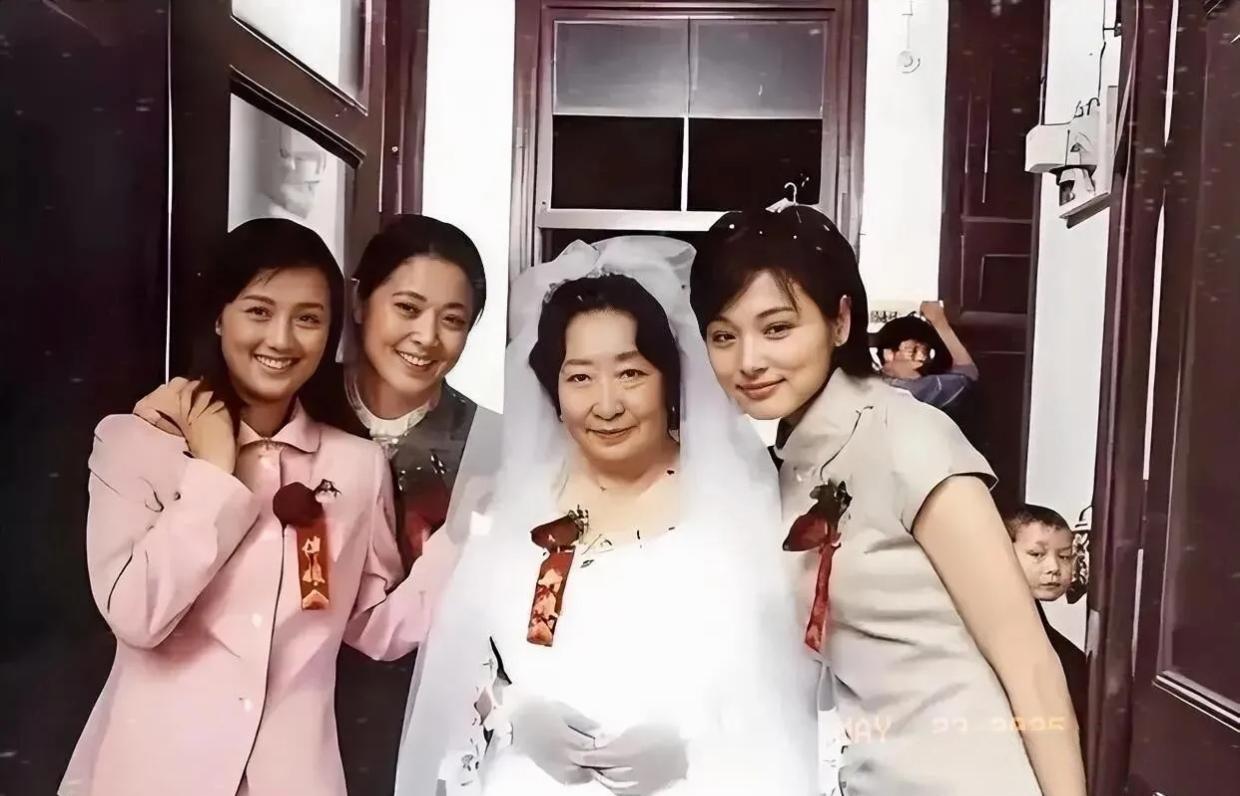 【金鸡得主朱媛媛：合影里的温婉仍在镜头外生长】5月22日，彭玉、张延、倪萍与朱