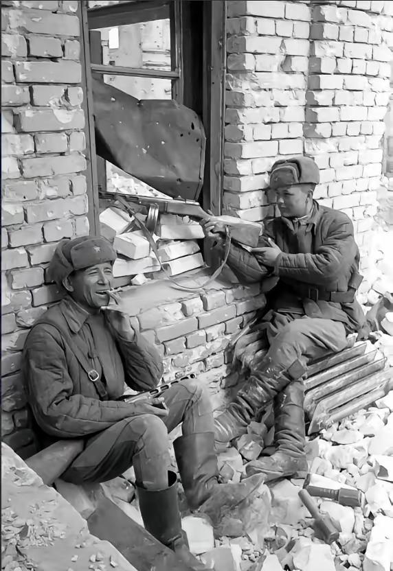 1943年，苏北伪军排长谷德培，搜剿时撞见困于厕所的新四军，抬手朝天连开三枪：他