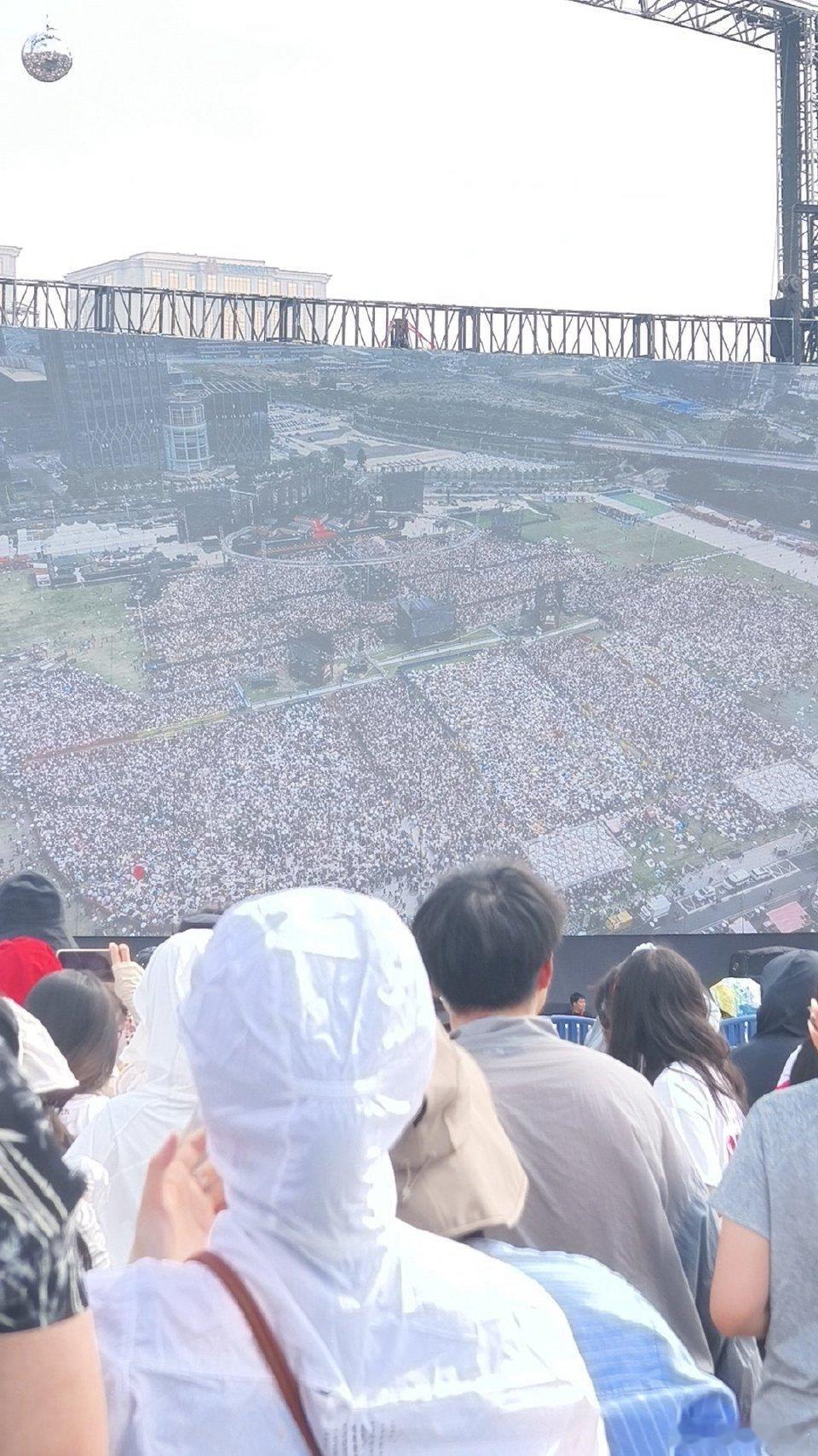 华晨宇演唱会超绝人头数 华晨宇的演唱会现场，人潮汹涌，震撼无比。舞台下，观众们热