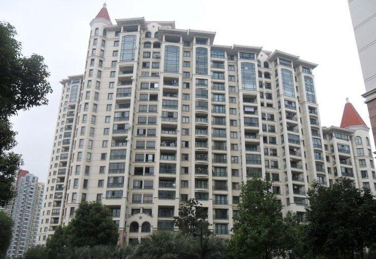 李总在苏州做服装生意，这几年生意下滑，公司员工从100多人就剩下自己夫妻店，他们