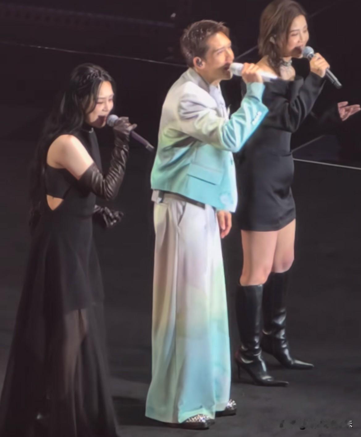 阿飒穿着紧身衣就更明显了！比她胖的阿娇都没她的肚子大……演唱会上歌曲🎵的高