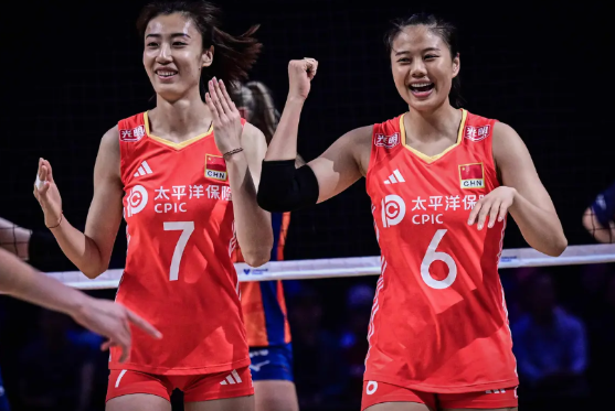 女排美国站头号对手是时差+饮食。中国女排教练杨昊发文，表示球队已经抵达美国，