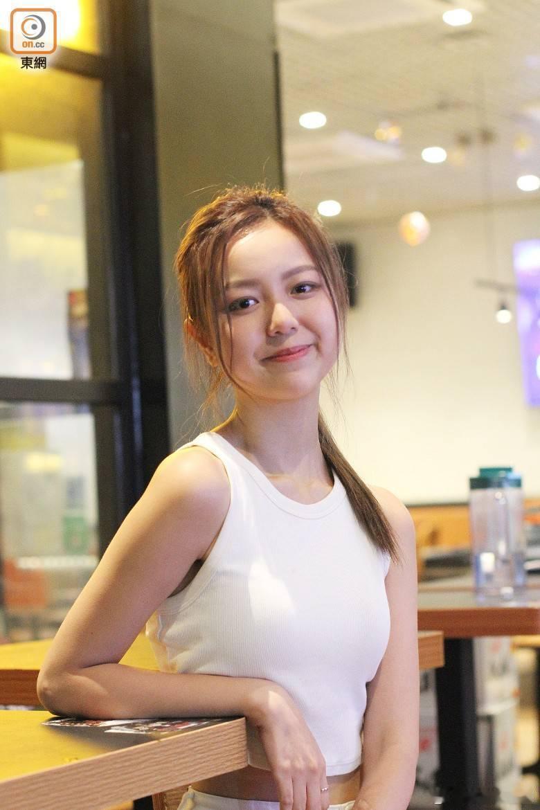 專訪丨胡敏芝爆喊自責不孝　嘆爺爺夢未圓：佢最想睇我做戲！.「無綫小花」胡敏芝憑清