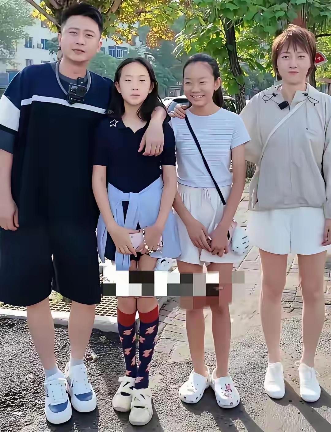 央视著名主持人杨帆一家四口幸福满满的全家福，幸福美满又温馨。杨帆黑色上衣搭配