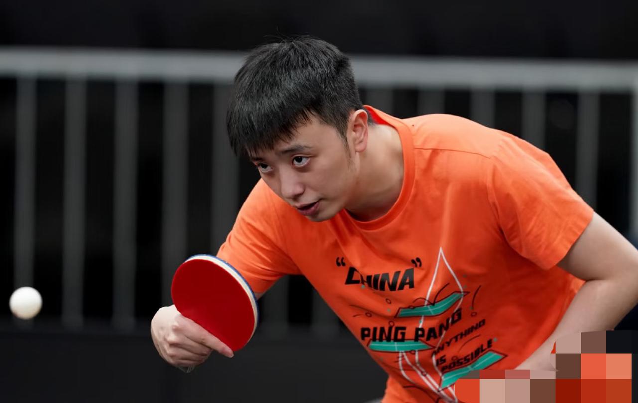 恭喜陈垣宇3:1雨果晋级男单8强——看台上秦志戬总教练密切关注比赛2月27日新