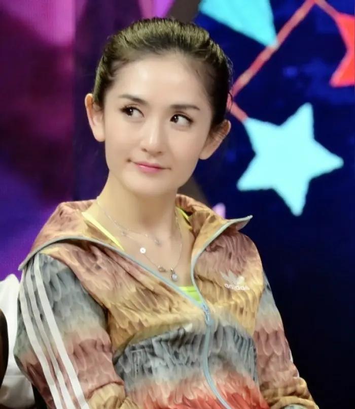 谢娜的回应让我想起贾国龙，幸运的是谢娜的团队及时摁住了她。虽然她一度差点搬