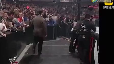 WWE巨石强森搭档崔西, 一个打几个还有谁, 逼