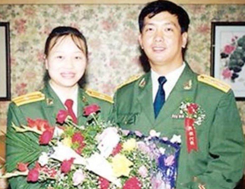 【左手敬礼的独臂将军丁晓兵与妻子陶婉珠】丁晓兵，1965年生，老山作战侦察英雄，