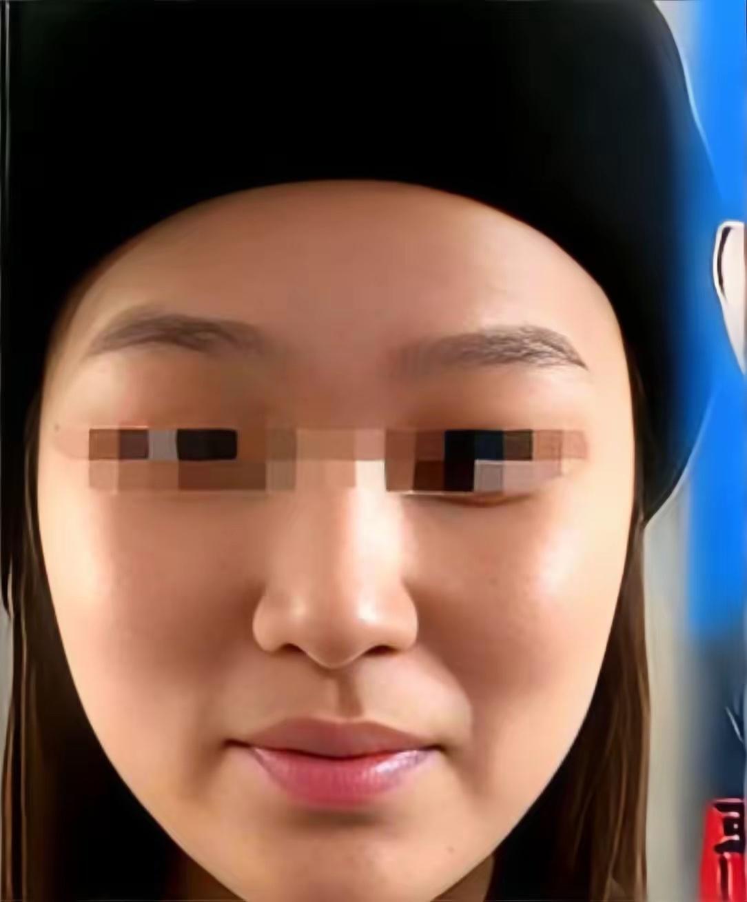 我跟你说，她真被调走了！一个没背景、没靠山的小护士，居然敢跟那么大的三甲医院