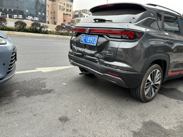 提车不到三个月就一血了前车女司机变道急刹，我刹住了，后车问界没刹住报保险修车大