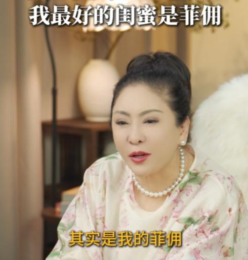 向太聊家里的菲佣，一个月给管家开7000港币工资，菲佣一家8口都在她家干活。平常