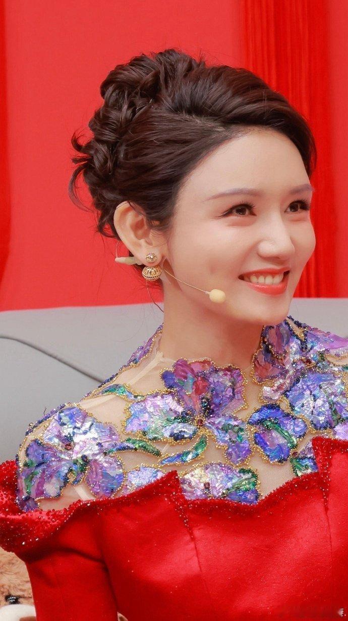 龙洋大气沉稳春晚主持人实名夸爆龙洋！无提词器背稿丝滑，声音通透有力量，这才是实