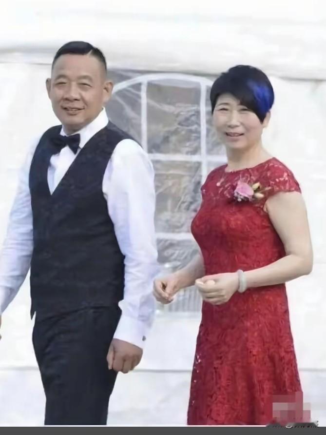 网友们听，于东来大哥是怎么样的追妻模式，和对爱情的解读:他说，“以前谈恋爱时候，