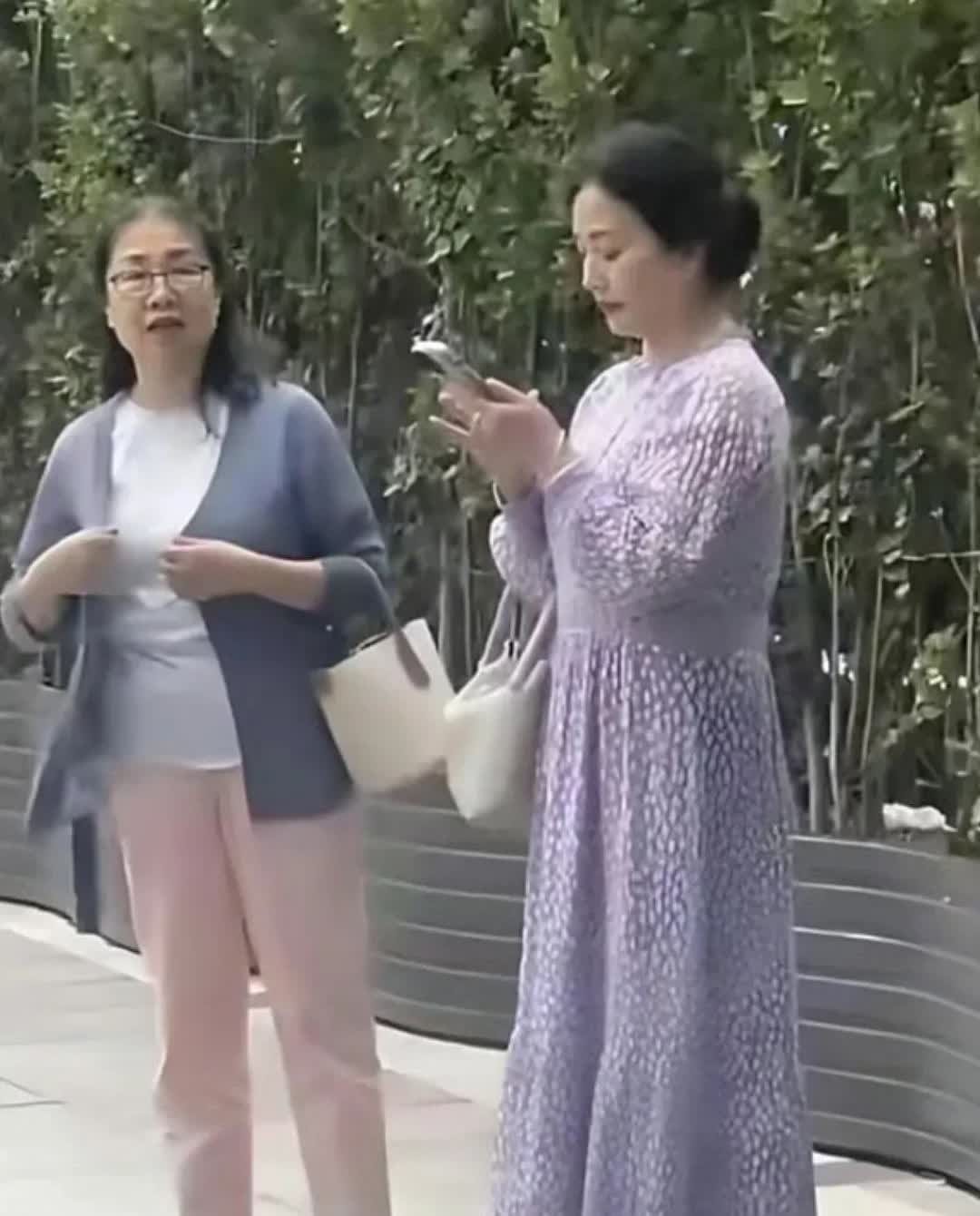 天呐！刘亦菲妈妈被偶遇，都65岁了，还是美得不像话！太让人羡慕​