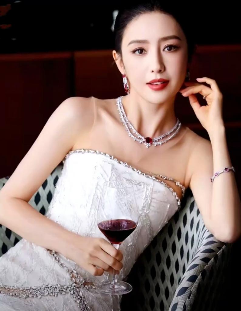 佟丽娅手里端着高脚杯，站在光影里，性感妩媚迷人[比心][比心][赞][送自己一朵