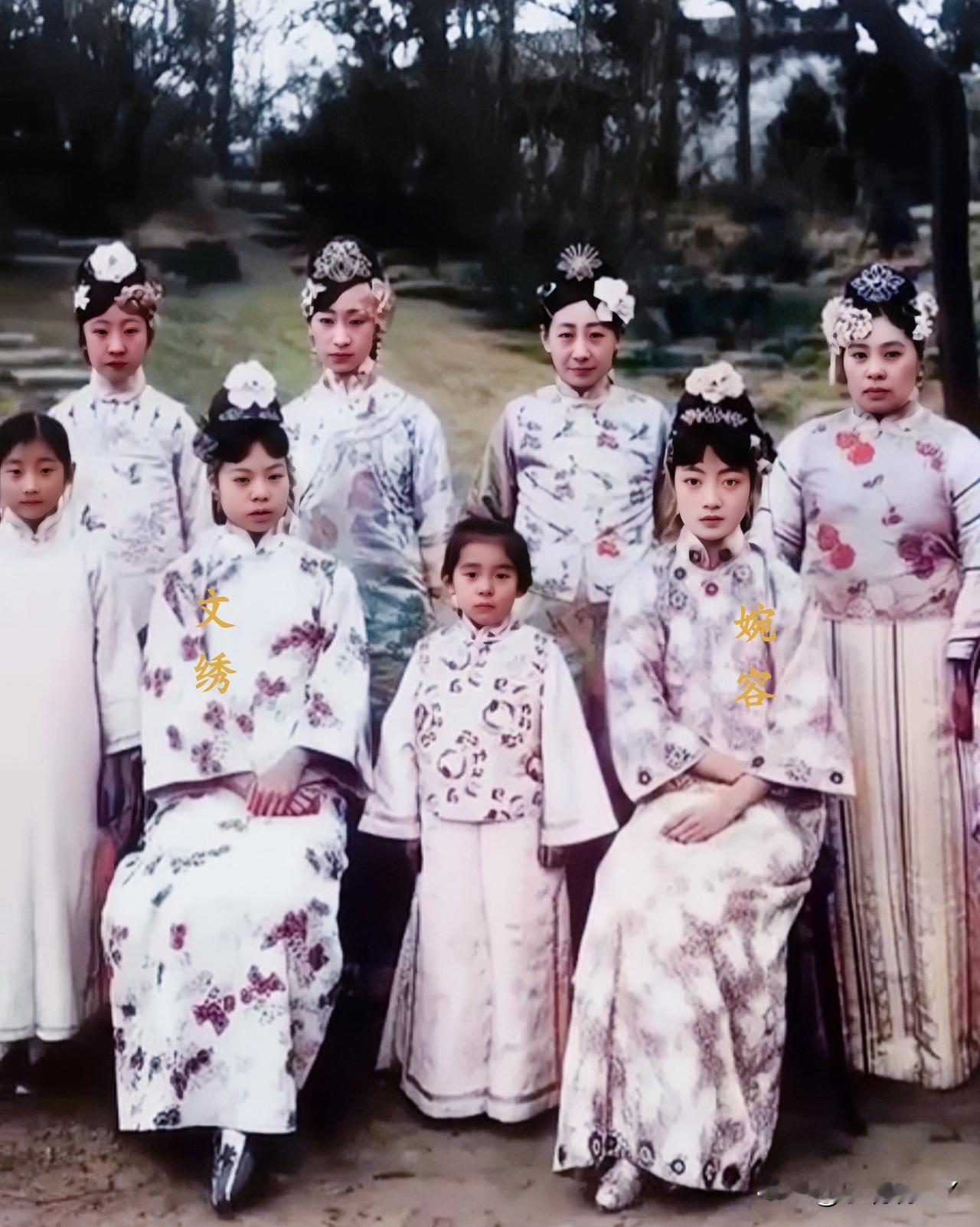 这是文绣与婉容的一张合影老照片，拍摄于1925年。这可不是不是演员所扮演，确是货