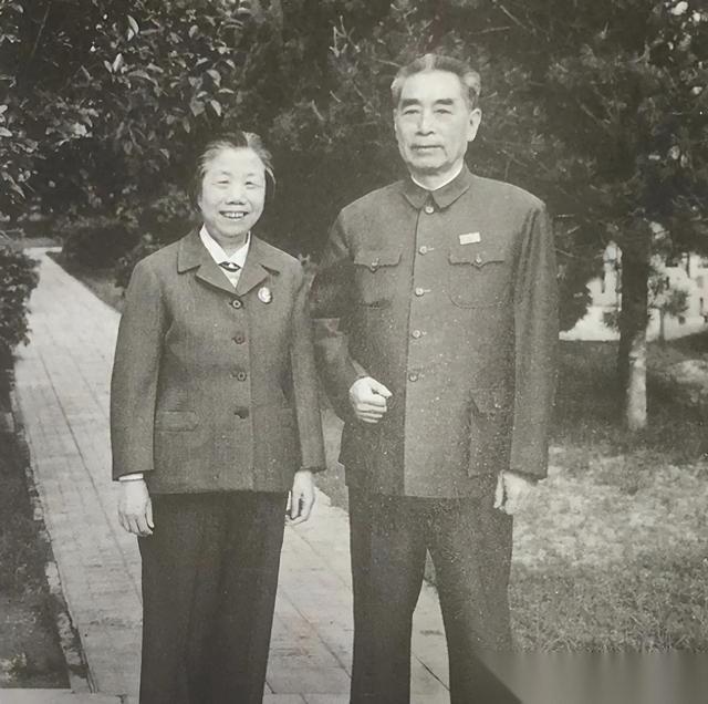 周恩来和邓颖超的故事，从来不是才子佳人的戏码，而是两个革命者，在时代洪流里，把日