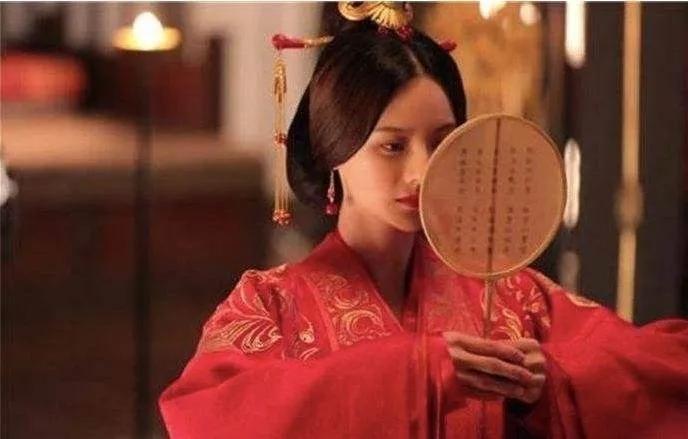 公元204年，19岁的曹丕迎娶了24岁的<em>甄宓</em>。<em>甄宓</em>美貌出众，曹丕对她宠爱有加，时