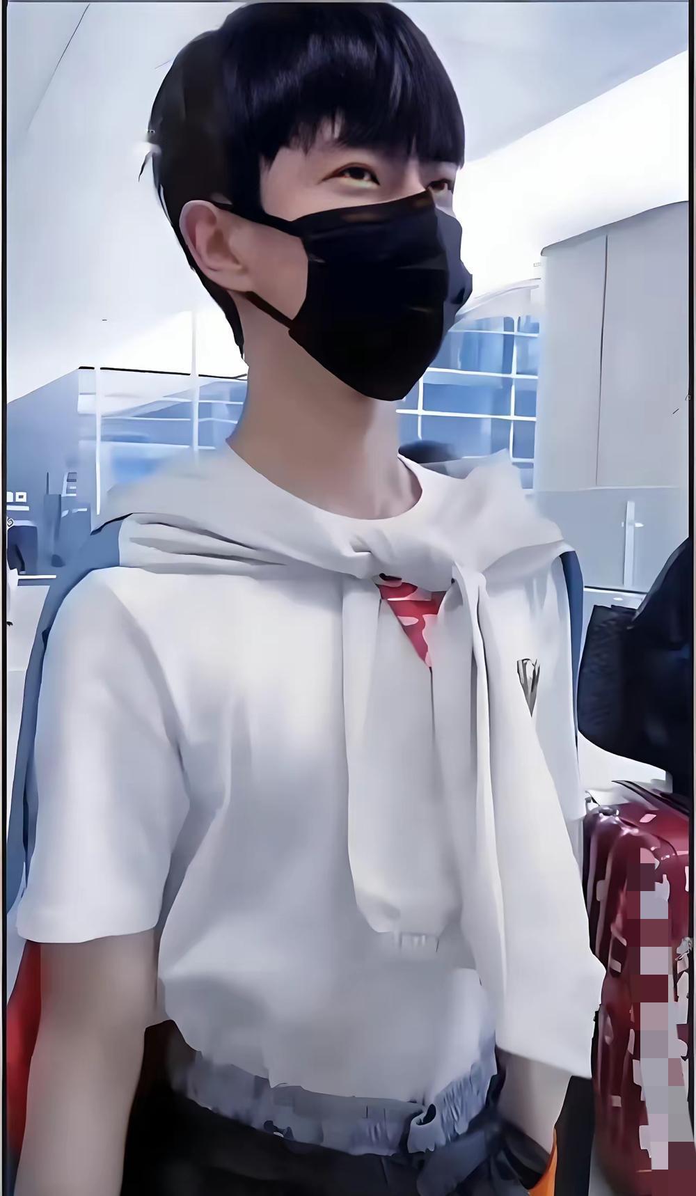 明星穿缝补的裤子?他这波“抠门”比穿高定都圈粉!真没人想到,现在还有明星把松