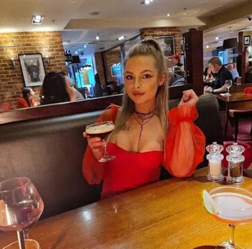 英国，一30岁女子莎拉·帕克（SarahParker）登机时已处于醉酒状态，起