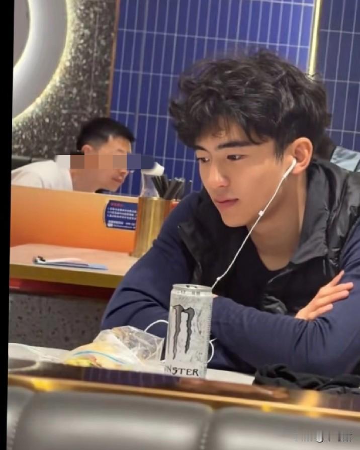 张柏芝庭审刚结束后，一直为她领包挡镜头的，谁都没想到，会是那个一听到妈妈出事就立