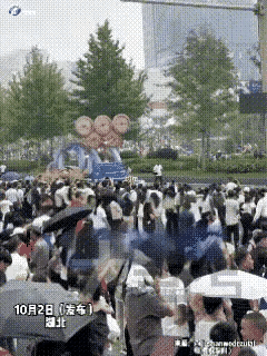 “这就是中国人的善良！”武汉那场花车巡游，20万人挤路边，网络直接瘫痪。游客口渴