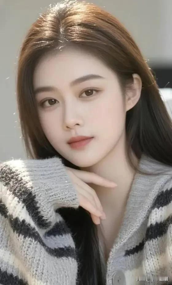 灰纹针织裹着软暖，长发垂在浅光里。指尖轻抵下颌时，眸色比春风更柔缓。灰色高