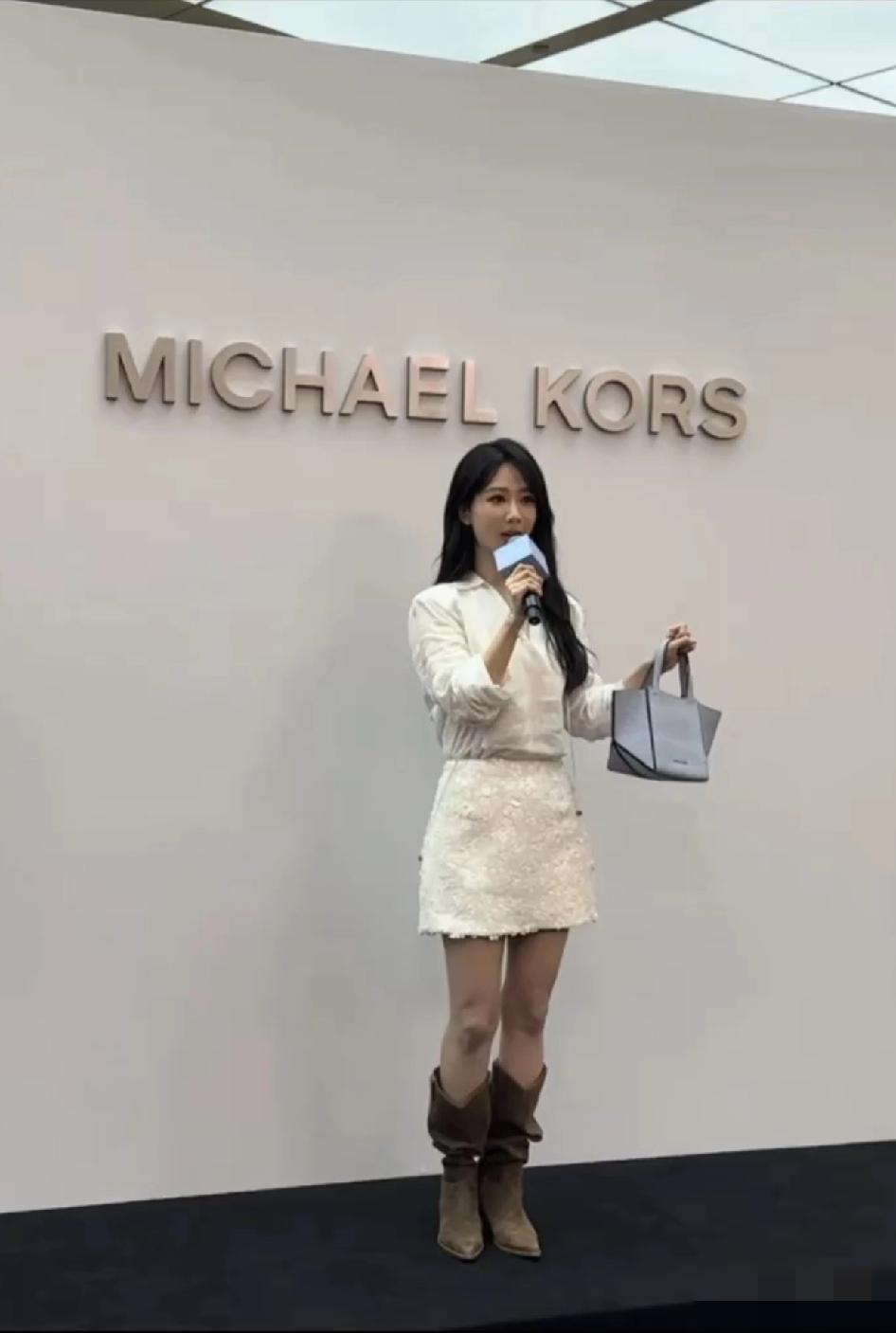 杨紫，就……其实已经越来越“洋气”了[汗]，但基础条件在那里，没奈何……她