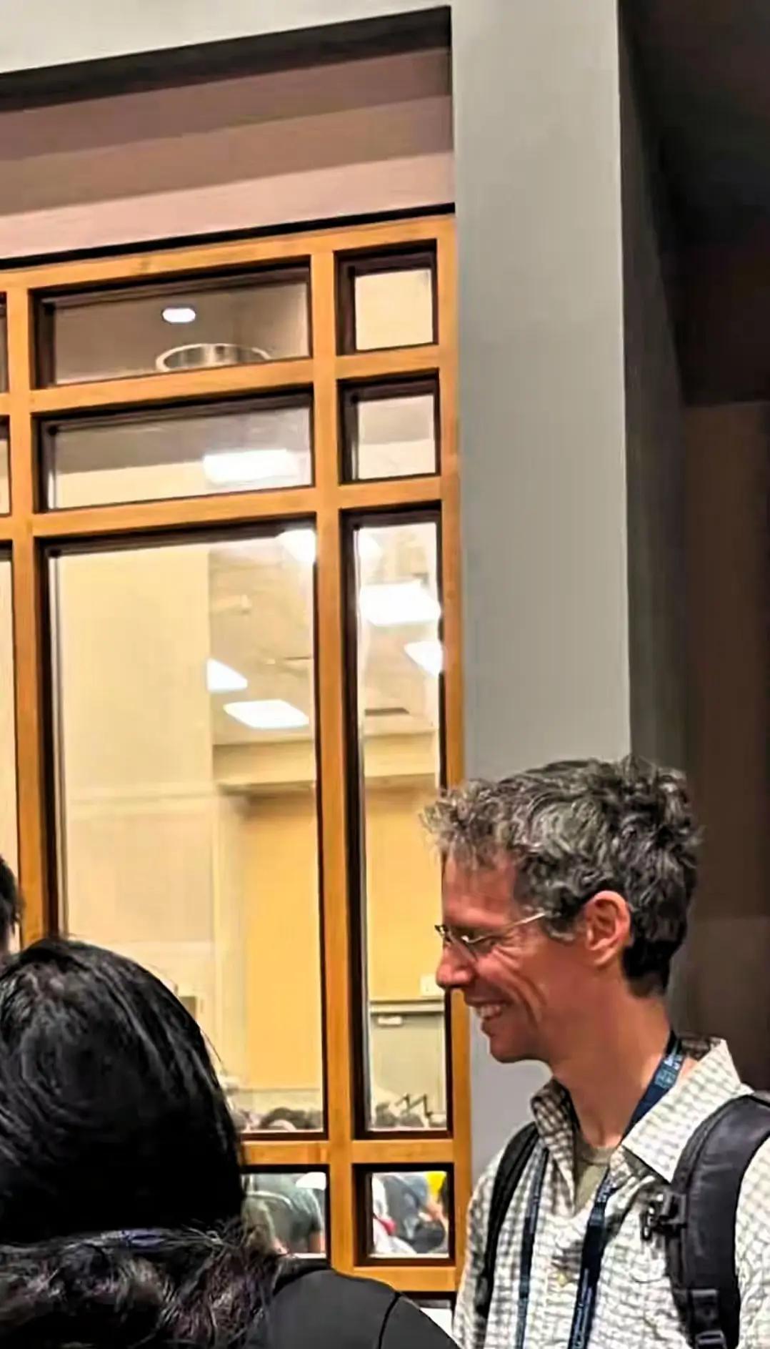 难怪王虹会特别感谢她的博士生导师拉里古斯，她在国际数学家大会上做报告时，她的导师