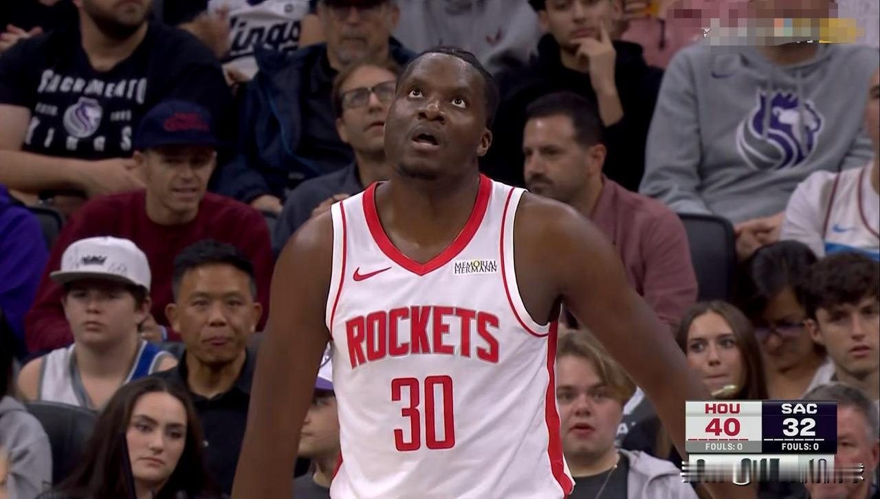 我对火箭中锋卡佩拉真是忍无可忍了！在今天火箭客场挑战国王的比赛中，目前双方的上半