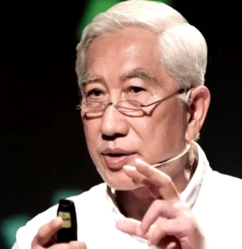 清华一个教授的话，听得让人后背发凉他说，满大街的无人车，餐厅里晃悠的送餐机器人