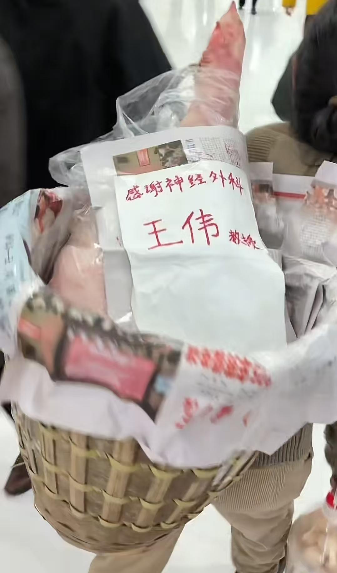 女子明目张胆地给医生送礼，全网却拍手叫好！网友：这才是医患该有的样子！在成都