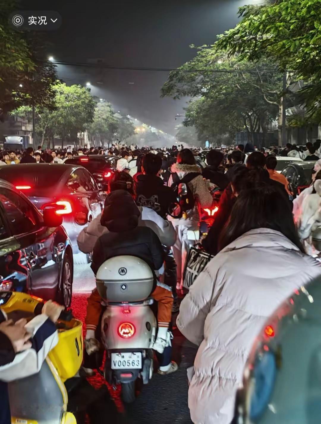 佛山跨年夜：烟花炸上天，电动车堵到凌晨3点回不了家!跨年