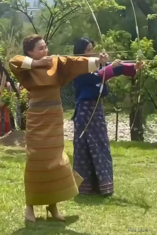 苏提达踩“恨天高”在草地射箭，泰王挺大肚温柔指导，不丹王后眼露羡慕