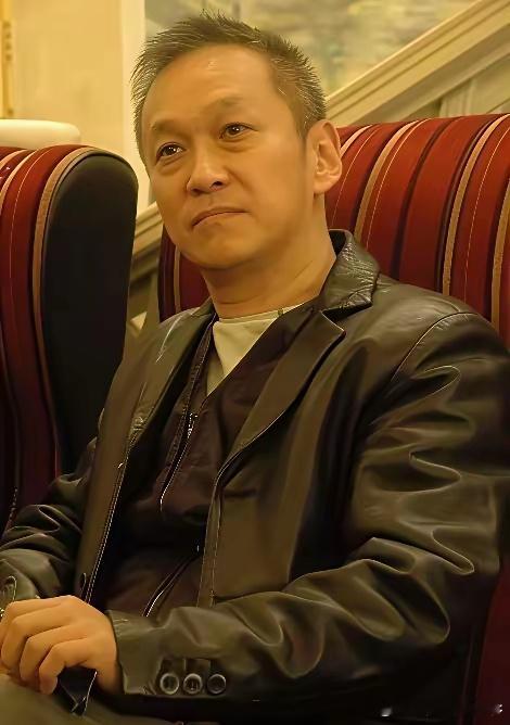 1986年，成龙开掉了他年薪50万的司机。因为司机辞职，要去当导演。这个司机叫陈