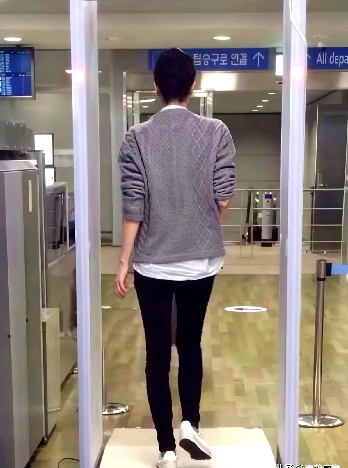 谁能想到，一件看起来像地摊货的普通灰毛衣，能被全网追着要链接。王菲就这么穿出