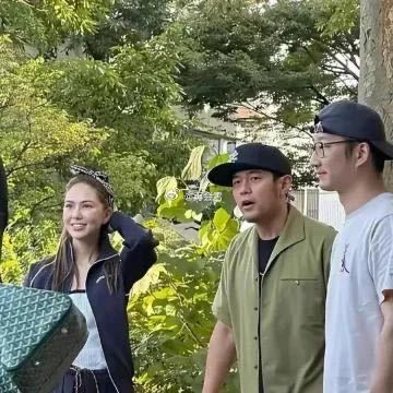 周杰伦现在是真的配不上昆凌了，俩人站在一起好像大叔和女学生