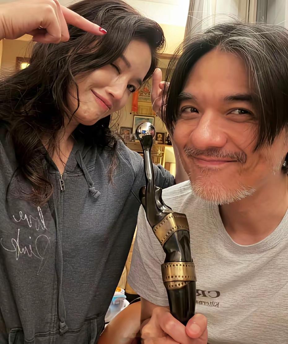 冯德伦捧着舒淇的奖杯，为老婆庆祝获奖，金像奖最佳新人导演！她俩很般配，帅哥靓女，
