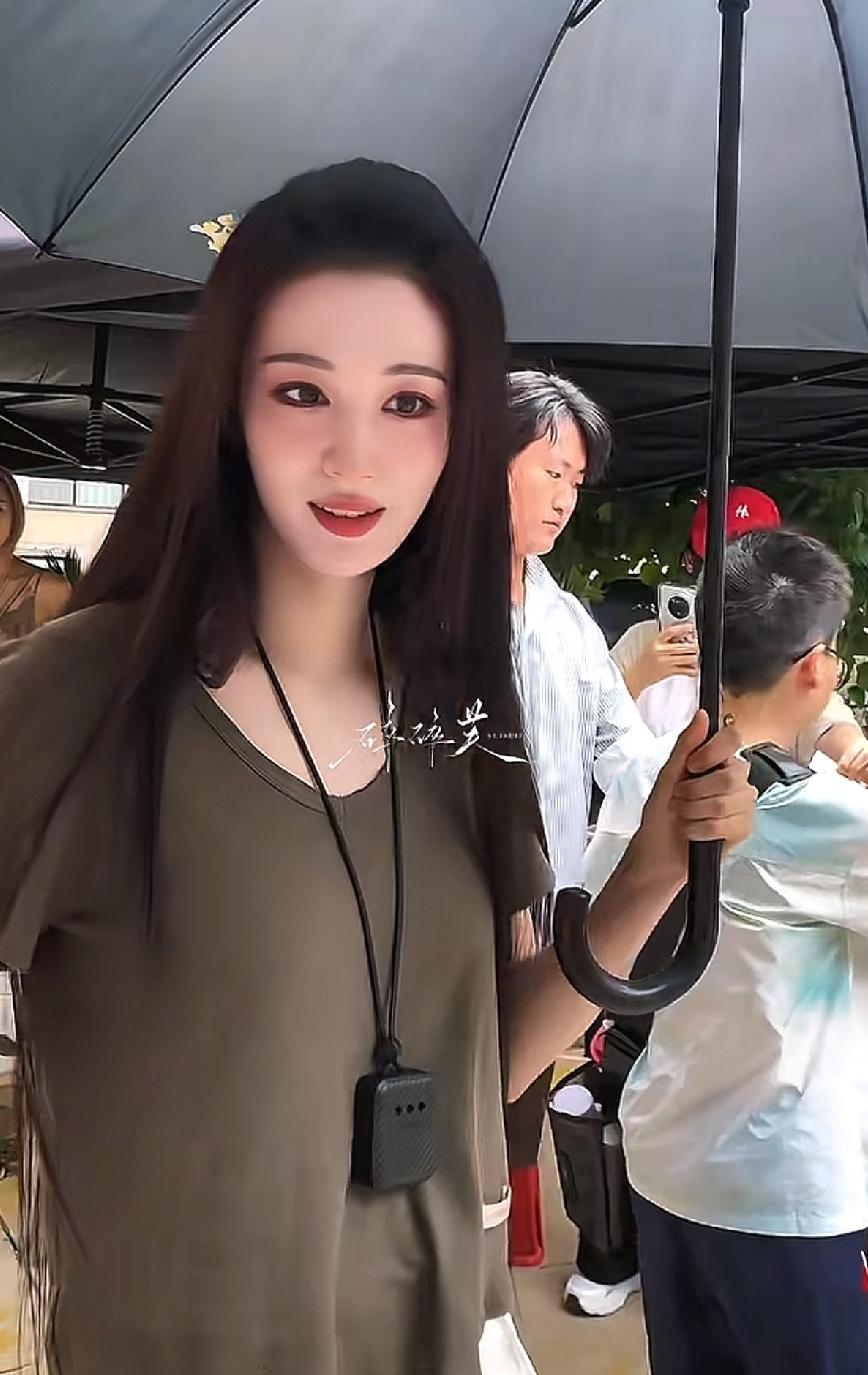 全网盯住的不是一件明星小物，而是很多人在工作和生活里忍了很久的烟味，王楚然随身带