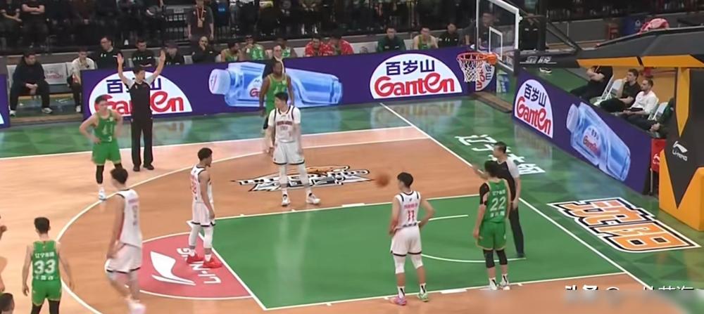 别被六连胜骗了。辽宁换帅，根本不是啥“脱胎换骨”。看看数据：杨鸣走前，8胜1