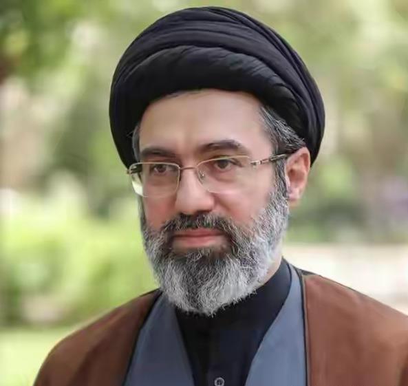 纽约时报披露了伊朗最高精神领袖的伤情，原来真的太严重了！一开始，伊朗官方嘴硬