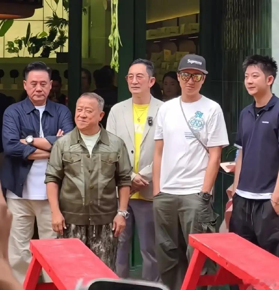 曾志伟带洪天明、吴启华、麦长青，现身佛山岭南天地，出席开业仪式！这个面包店好像就