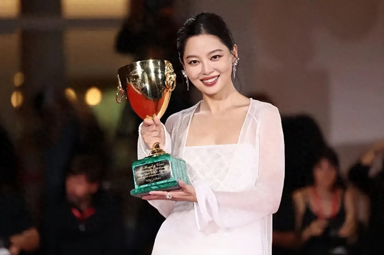 人民日报点赞辛芷蕾获奖感言，句句不提刘亦菲，却字字提醒刘亦菲